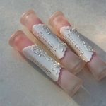 ست کامل لیپ گلاس شاین سلطنتی میس لارا با طراحی تزئینی سفید برجسته روی بدنه صورتی مات و پایه هولگرافیک