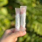 ست کامل لیپ گلاس شاین سلطنتی میس لارا با طراحی تزئینی سفید برجسته روی بدنه صورتی مات و پایه هولگرافیک