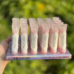 ست کامل لیپ گلاس شاین سلطنتی میس لارا با طراحی تزئینی سفید برجسته روی بدنه صورتی مات و پایه هولگرافیک