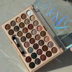 نمای بسته و روشن پالت سایه ۳۶ رنگ SEVENCOOL با درب شفاف و نوشته هولوگرافیک، مناسب برای نمایش تنوع رنگی