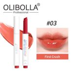 رنگ ۰۳ First Crush از رژ لب جامد اولیبالا روی لب و نمای نزدیک محصول