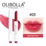 رنگ ۰۵ Spring Fever از رژ لب جامد اولیبالا روی لب و نمای نزدیک محصول