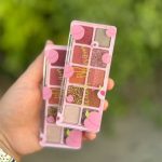 دو عدد پالت سایه چشم 10 رنگ Sevencool طرح هلو با درب شفاف در دست