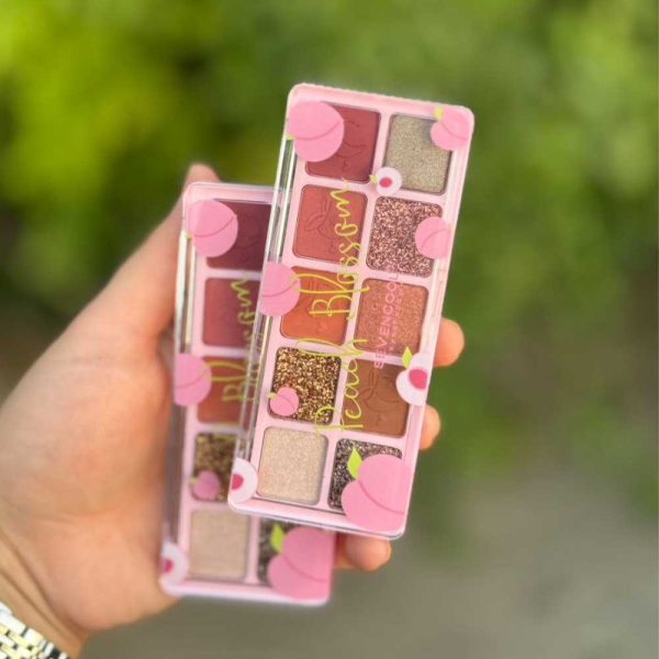 دو عدد پالت سایه چشم 10 رنگ Sevencool طرح هلو با درب شفاف در دست